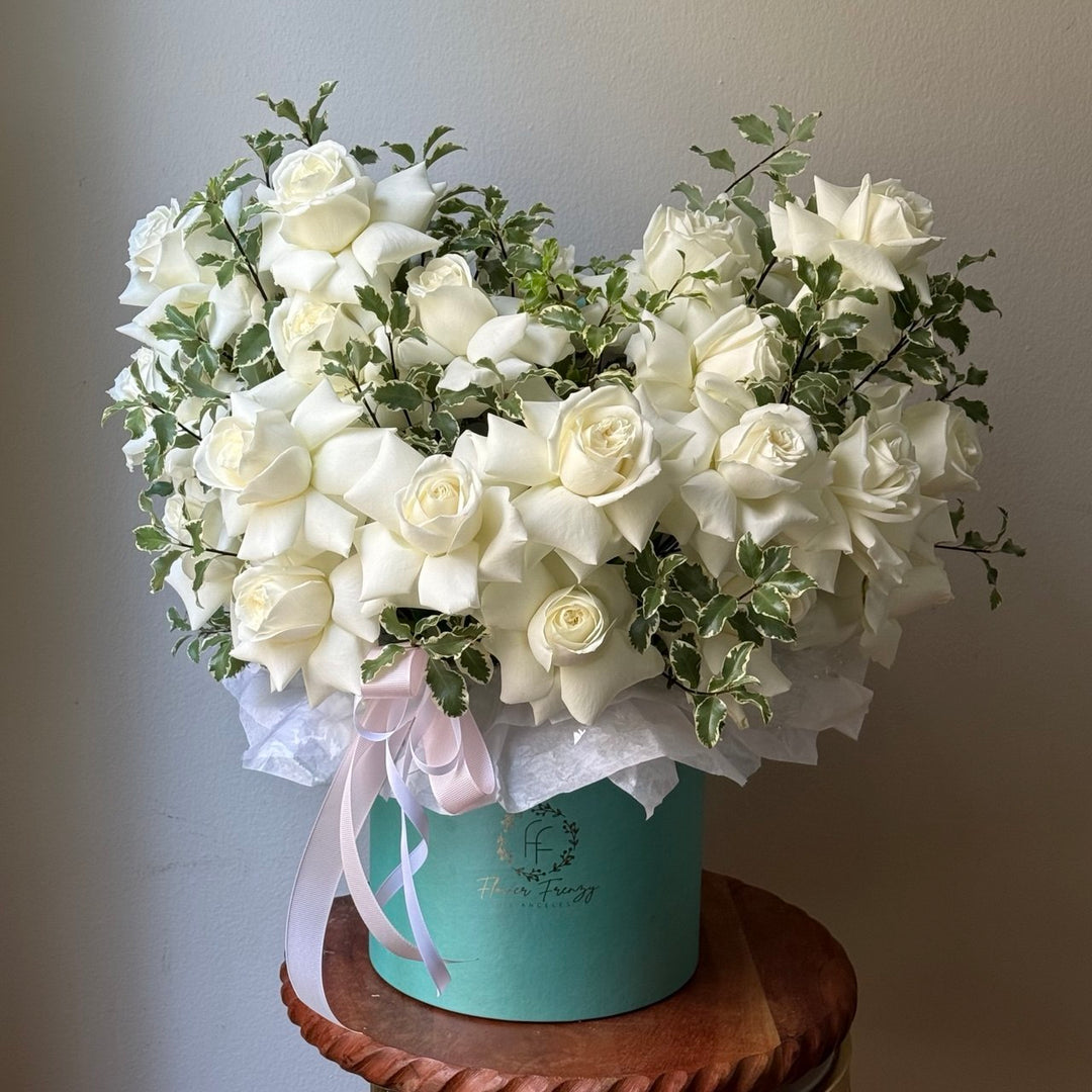 755. White  Roses in a Hatbox